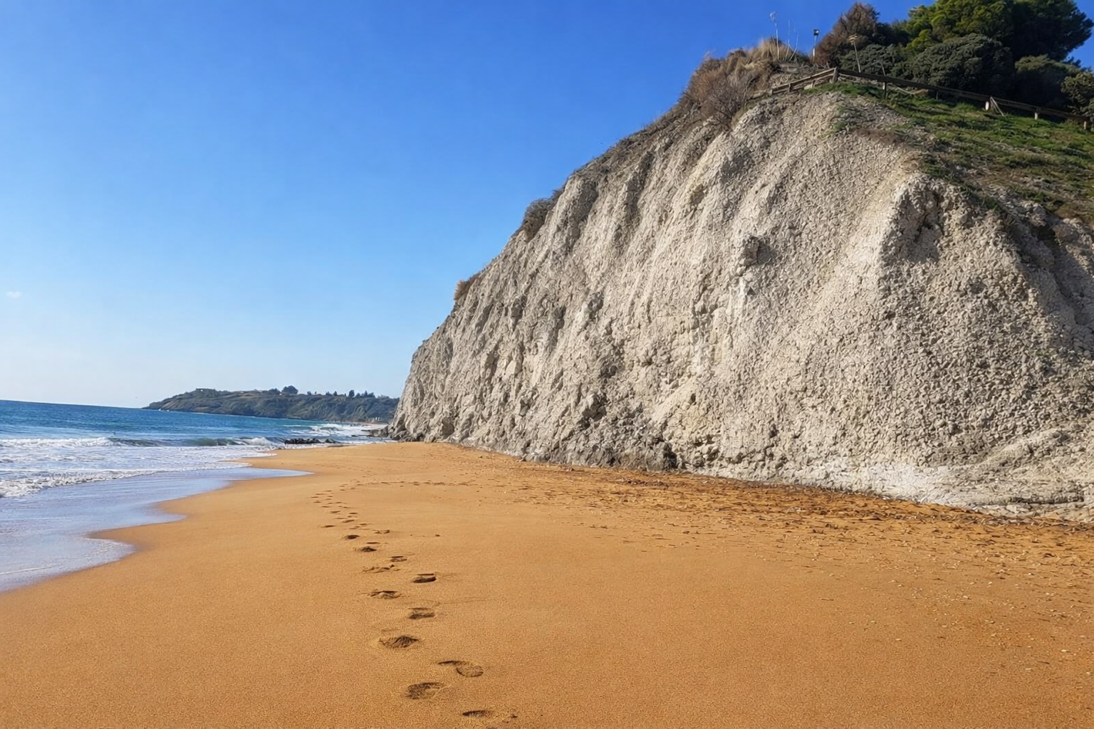 Spiaggia di Capo Rizzuto — mare cristallino a pochi passi dal B&B Armenes