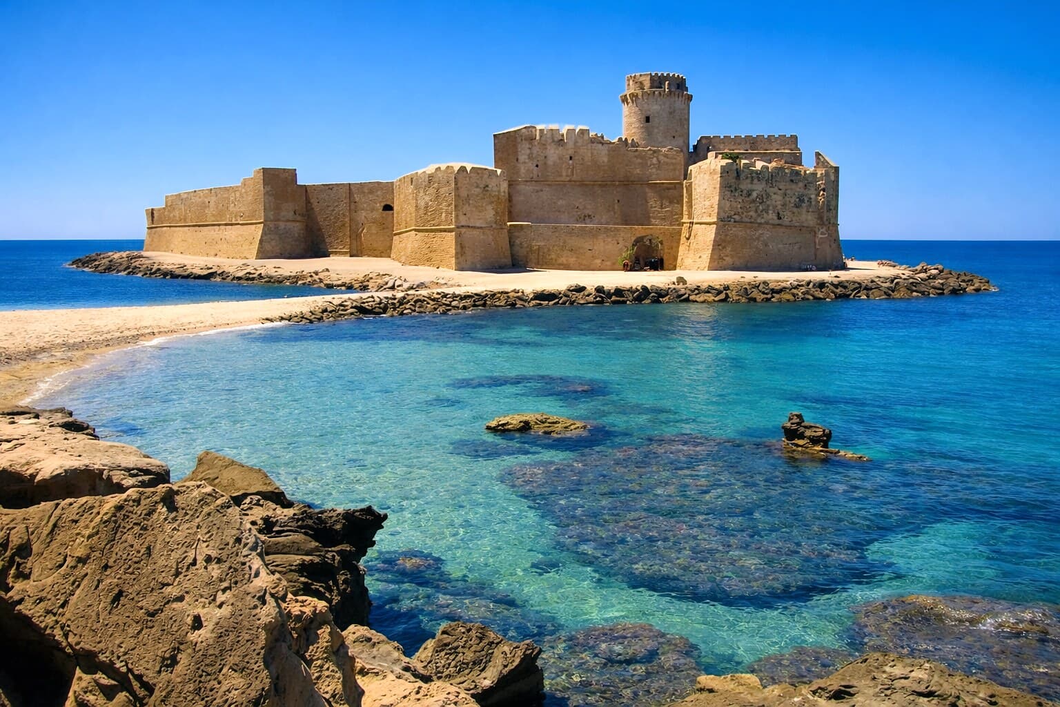 Le Castella fortezza aragonese sul mare