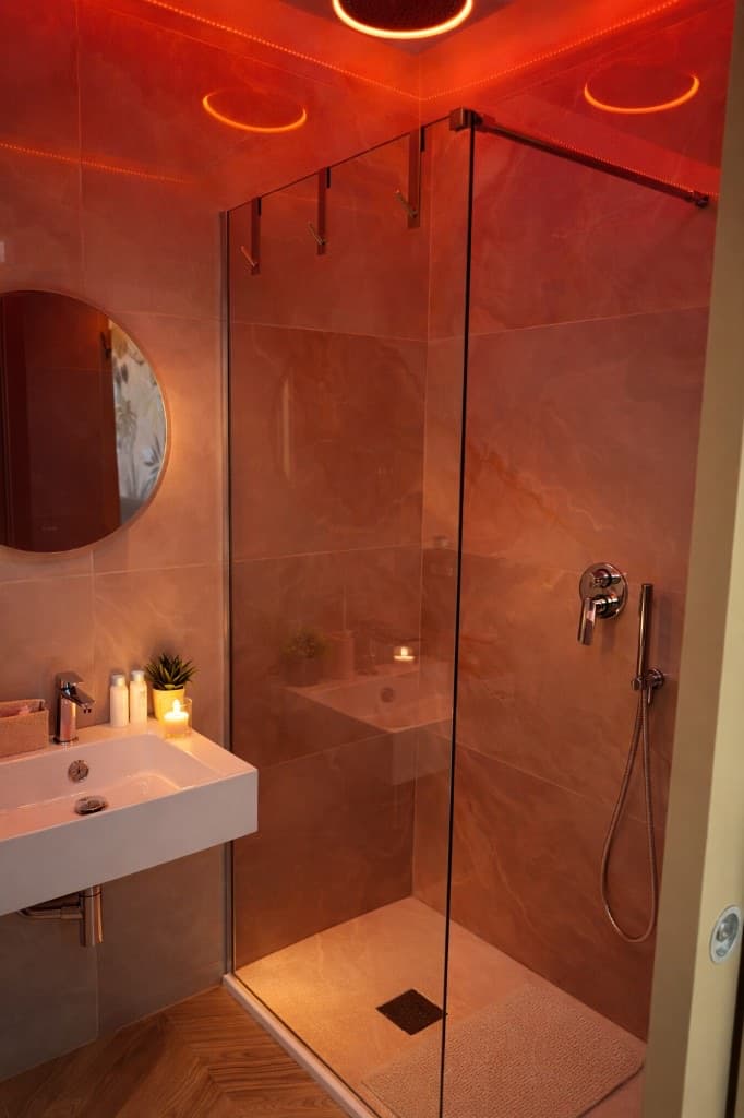 Bagno con illuminazione cromoterapica LED e doccia walk-in - B&B Armenes