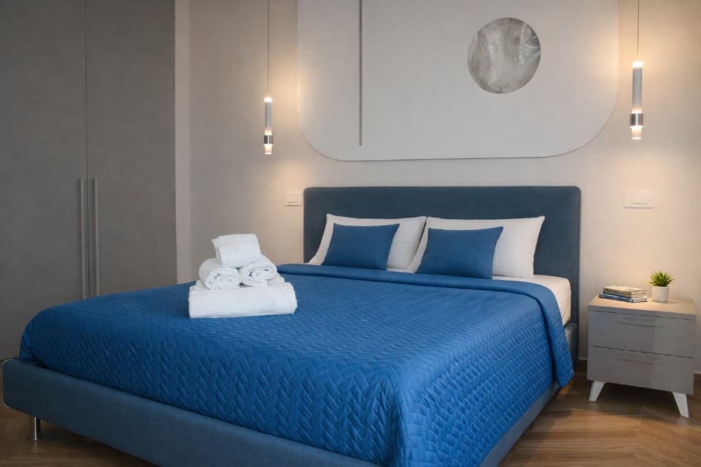 Camera Blu Mare con letto blu e lampada luna - B&B Armenes Capo Rizzuto