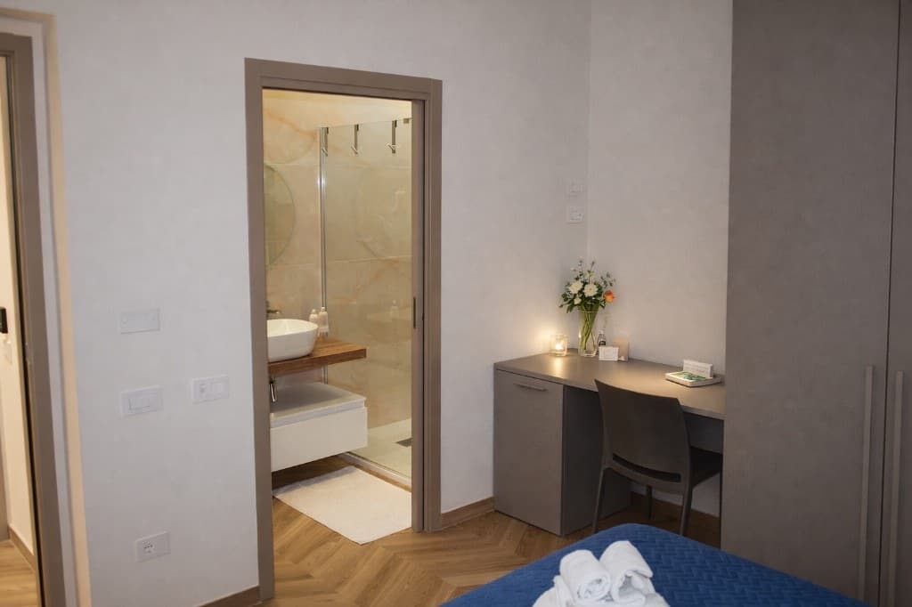 Camera Blu Mare dettaglio letto e illuminazione - B&B Armenes